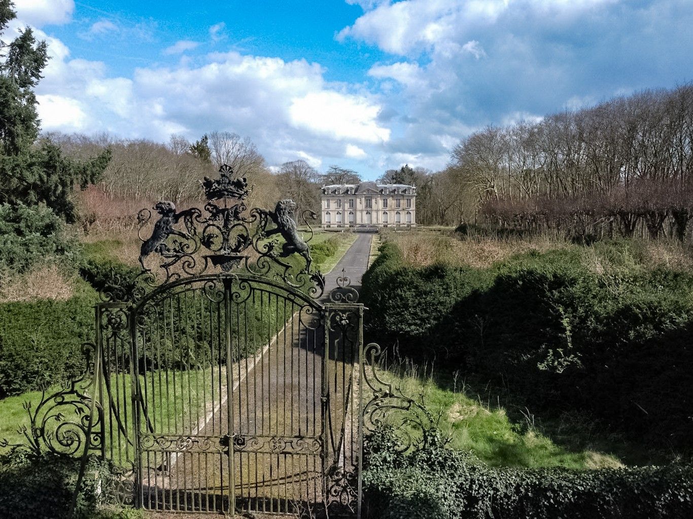 Photos Castle near Chantilly north of Paris with absolute privacy