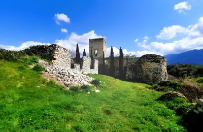 Character Properties, Medieval village with castle ruins near Rome