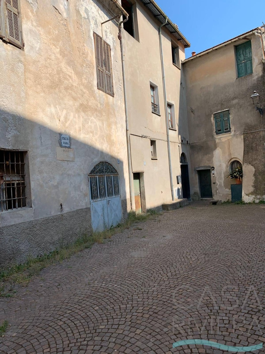 Palazzo in Cisano sul Neva