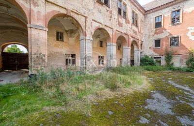 Castle for sale Kounice, Zámek Kounice, Středočeský kraj, Courtyard