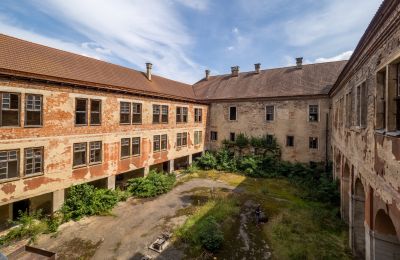 Castle for sale Kounice, Zámek Kounice, Středočeský kraj, Courtyard