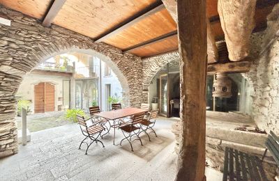 Manor House for sale 28824 Oggebbio, Località Rancone, Piemont, Innenhof mit Weinpresse