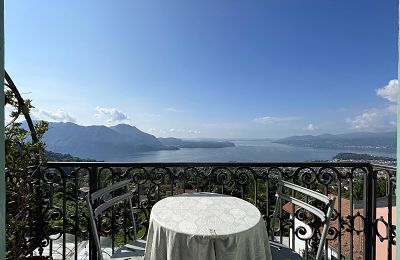 Historic Villa for sale Bee, Piemont, Aussicht vom Balkon