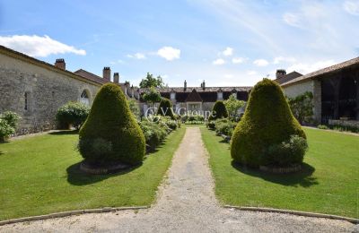 Castle for sale Monflanquin, New Aquitaine, Courtyard