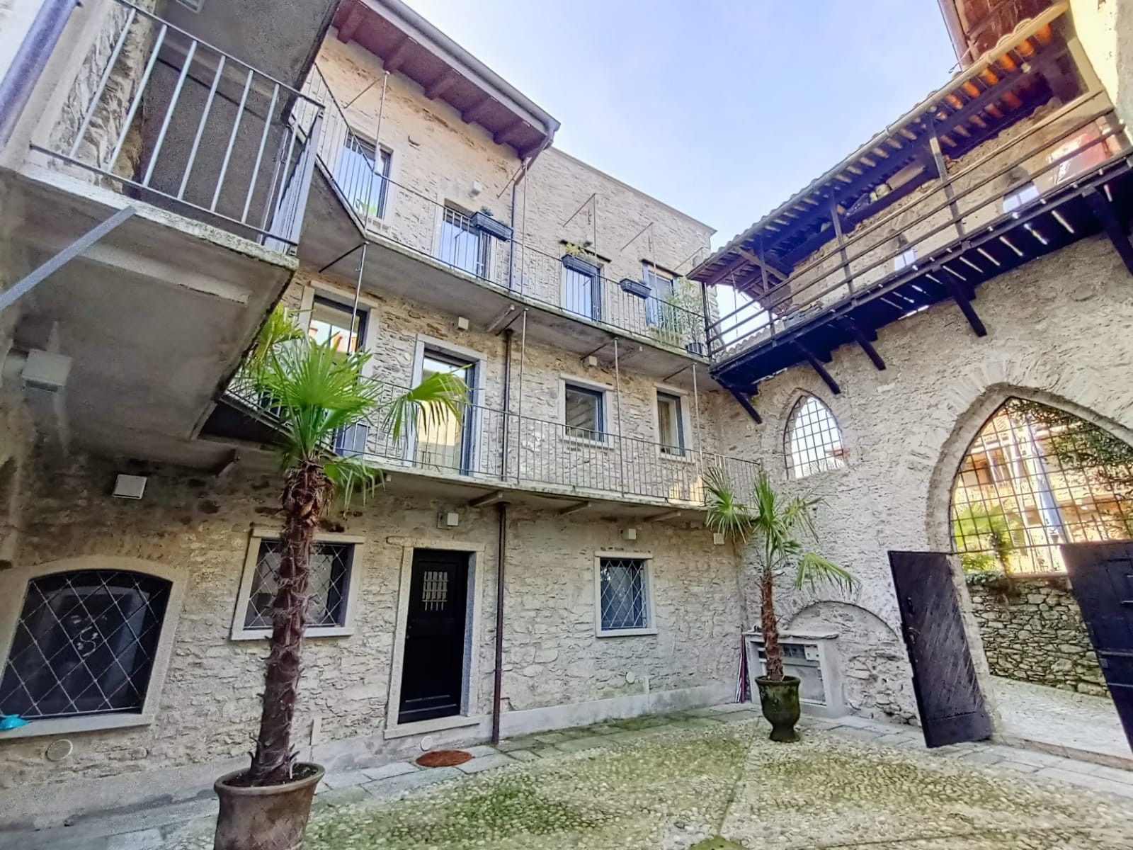 Photos Modern renovated historic property in Stresa with lake view