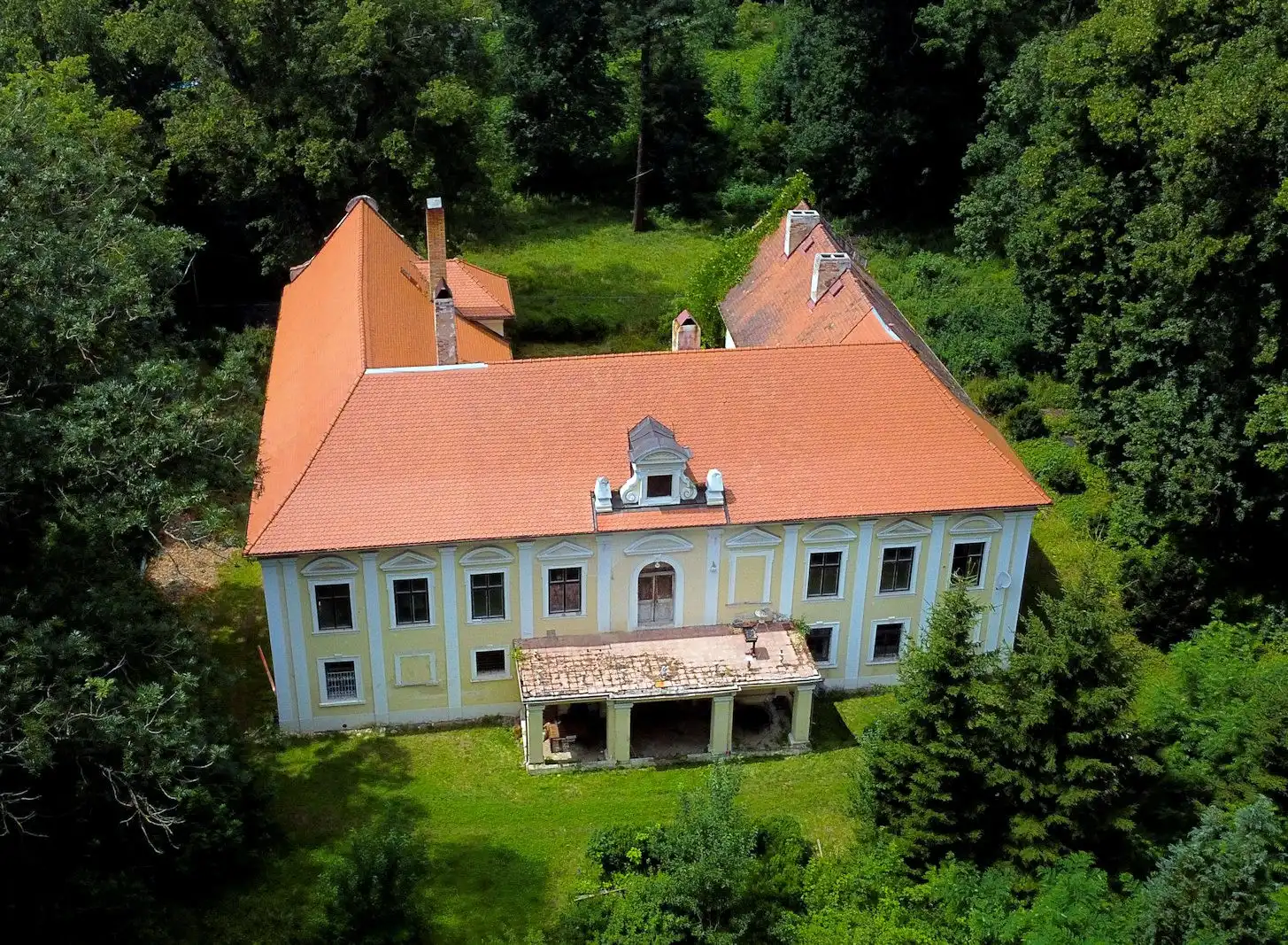 Photos Baroque chateau in western Bohemia for sale