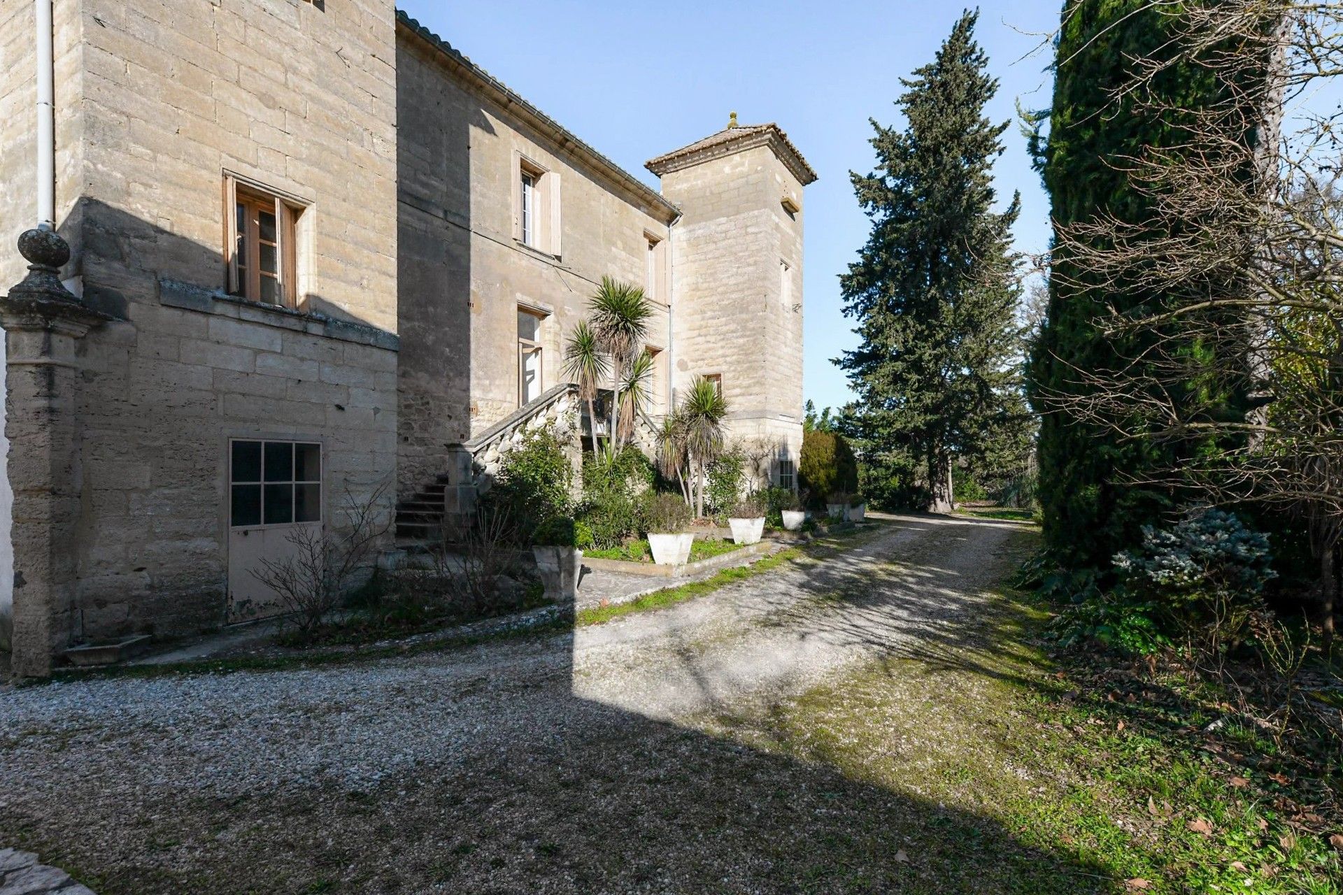 Photos Country manor near Uzès with small park and outbuildings