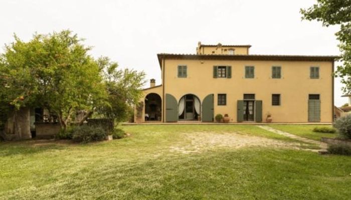Restored Tuscan Country House with Large Plot