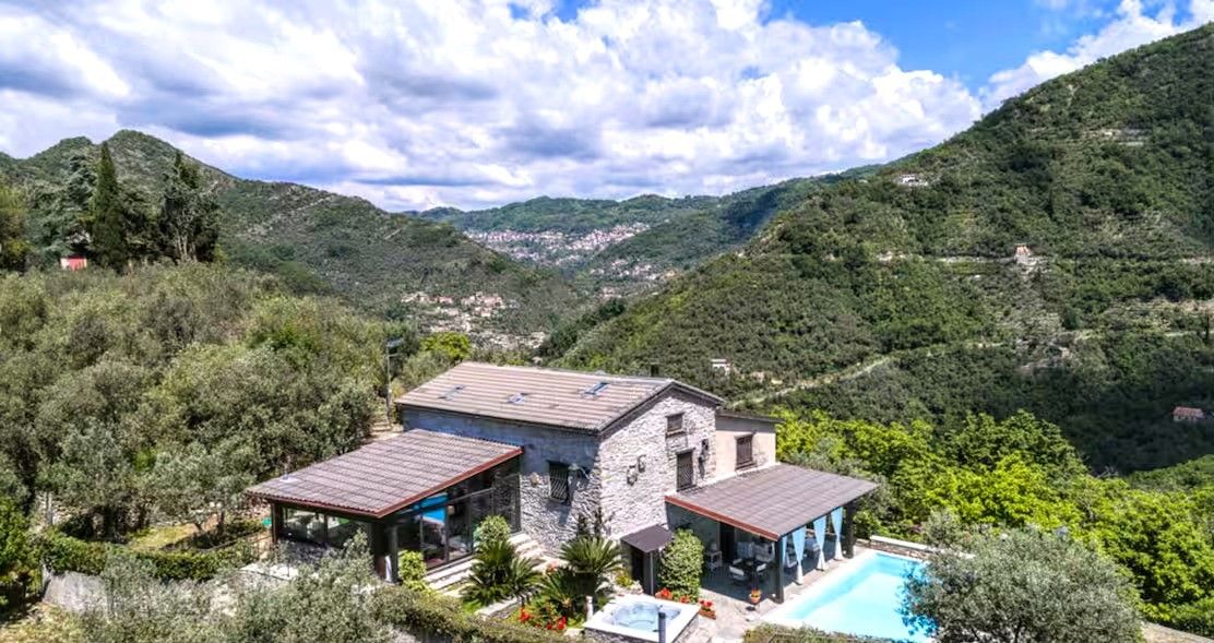 Photos Country home in Liguria with mountain panorama and pool