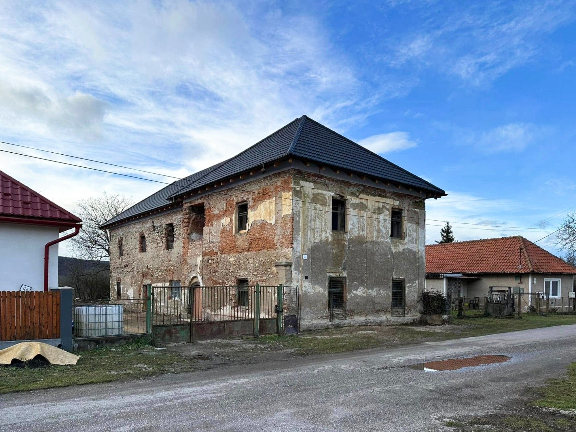 Photos Late Renaissance manor without protection state