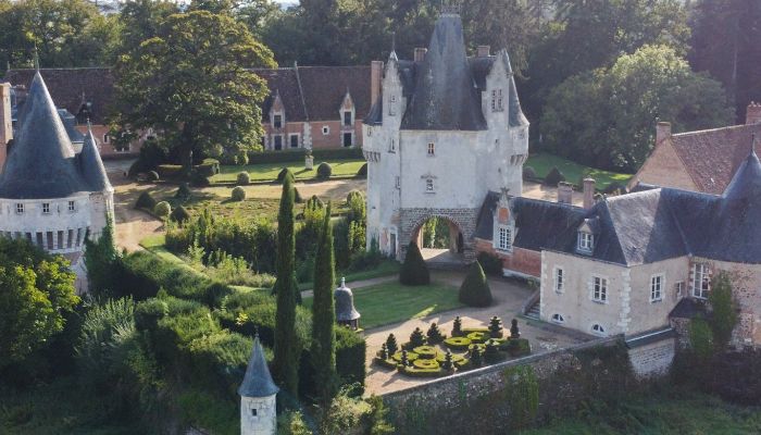 Monumental castle ensemble near Chartres - 101 acres, Confidential Property Listing