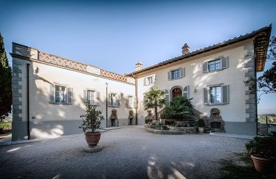 Character Properties, Hotel near San Gimignano
