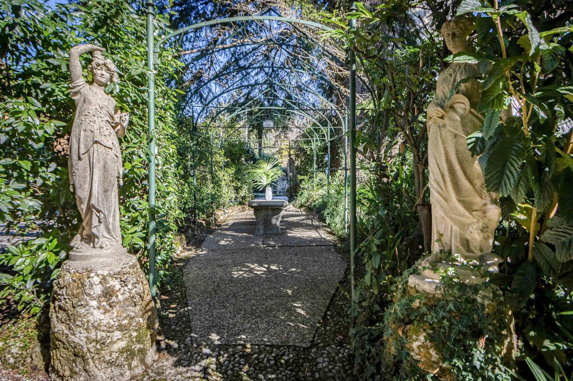 Photos Historic Villa near Como with Park and Guesthouse - 2,22 Acres