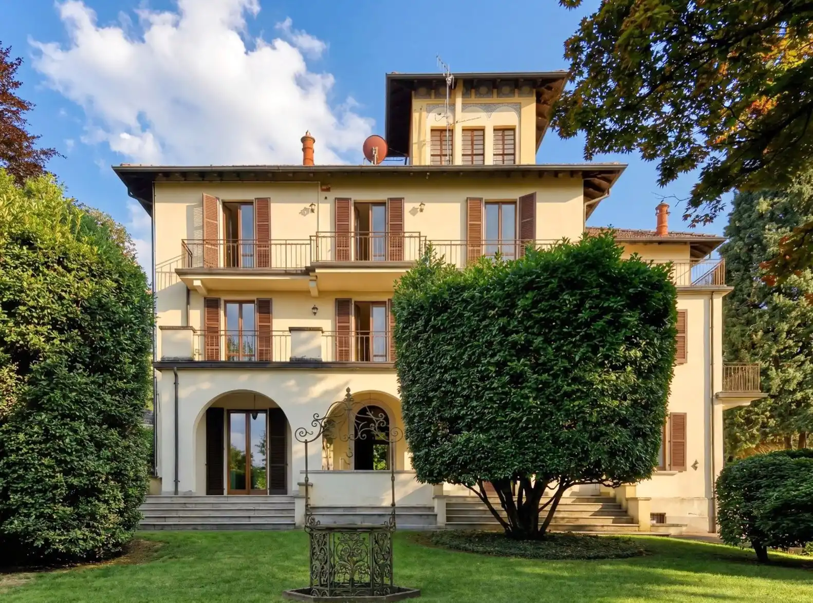 Photos Villa with panoramic tower, lake view and garden in the spa town of Stresa