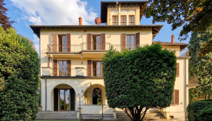 Villa with panoramic tower, lake view and garden in the spa town of Stresa