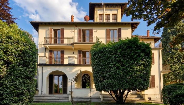 Villa with panoramic tower, lake view and garden in the spa town of Stresa