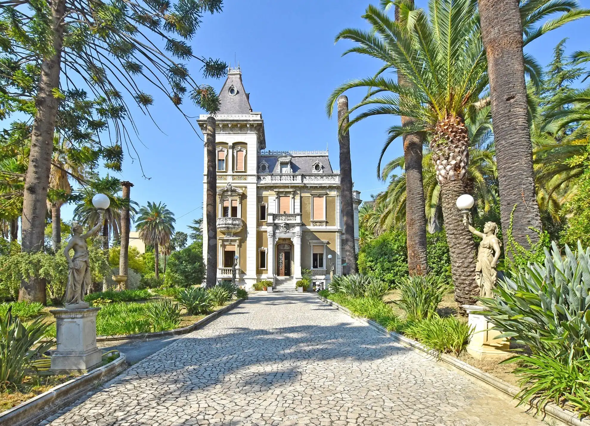 Photos Historic luxury mansion with sea view in Sanremo, Liguria