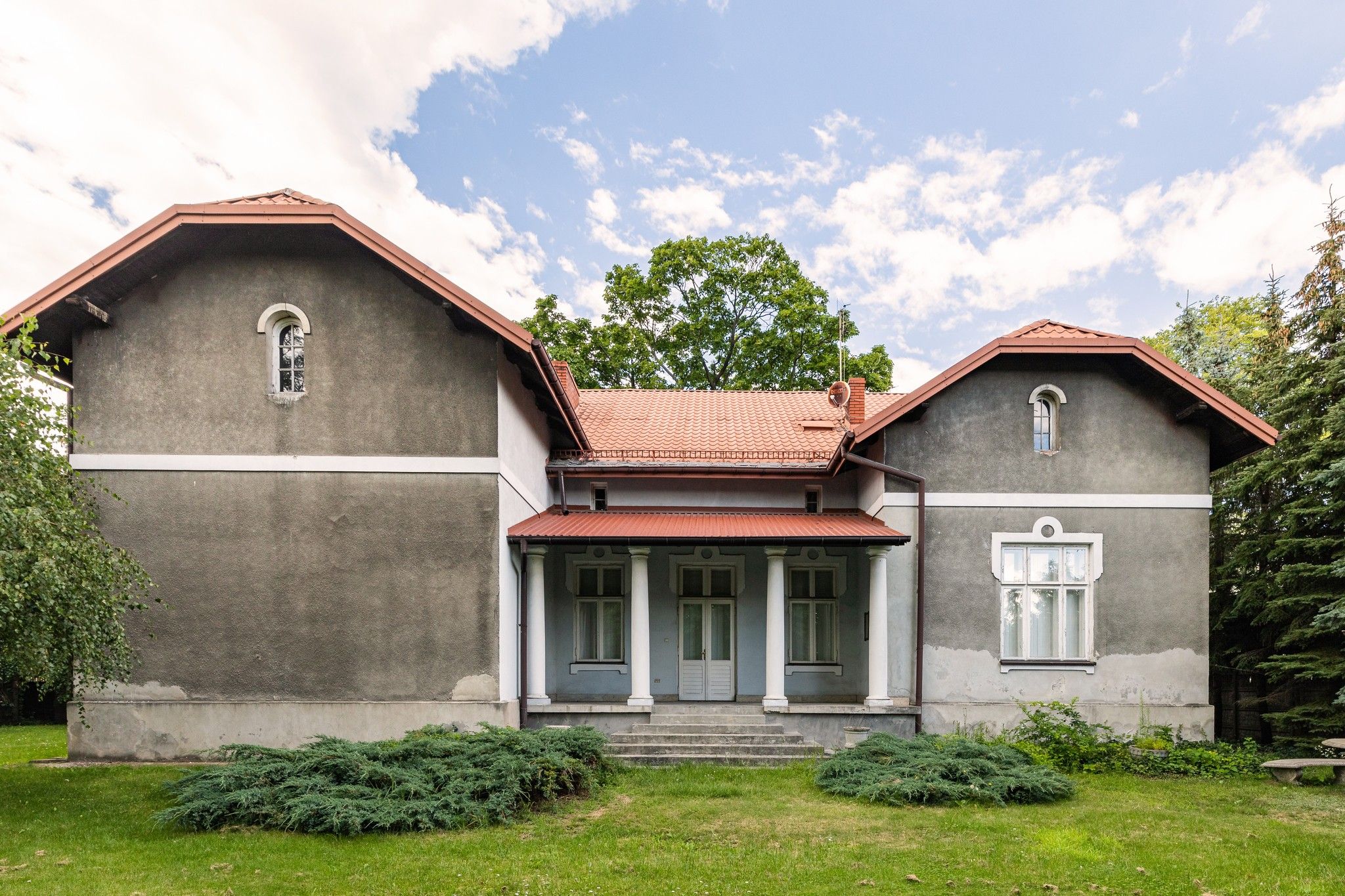 Billeder Historisk førkrigsvilla på 430 m² og 1.800 m² grund i centrum af Grodzisk Mazowiecki