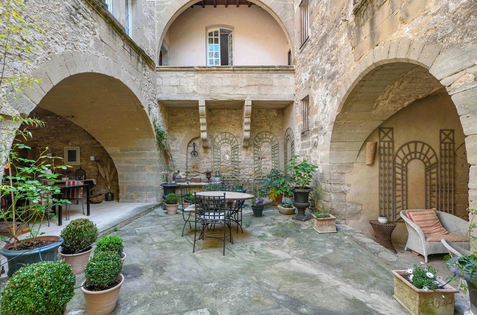 Photos Authentic estate with courtyard and historic interiors near Uzès