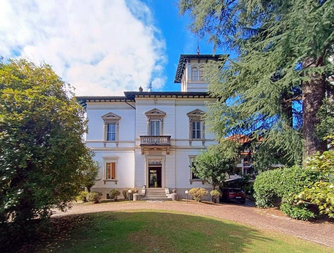 Photos Spacious apartment with garage, shared park and swimming pool for sale in the most exclusive area of Verbania Pallanza