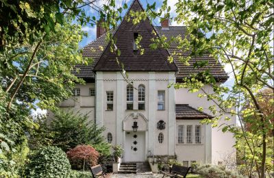 Character Properties, Historic villa in Berlin Frohnau with garden, guest apartment and poolhouse
