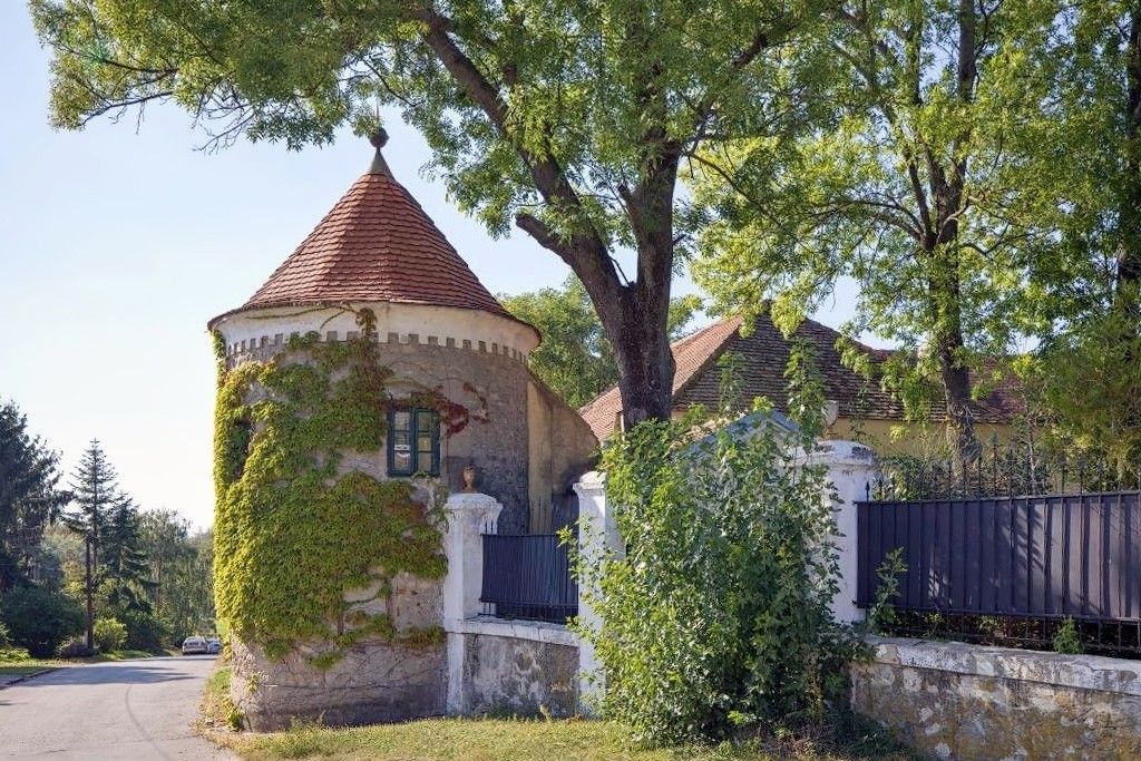 Photos Manor with Park and Renaissance Bastion near Piešťany