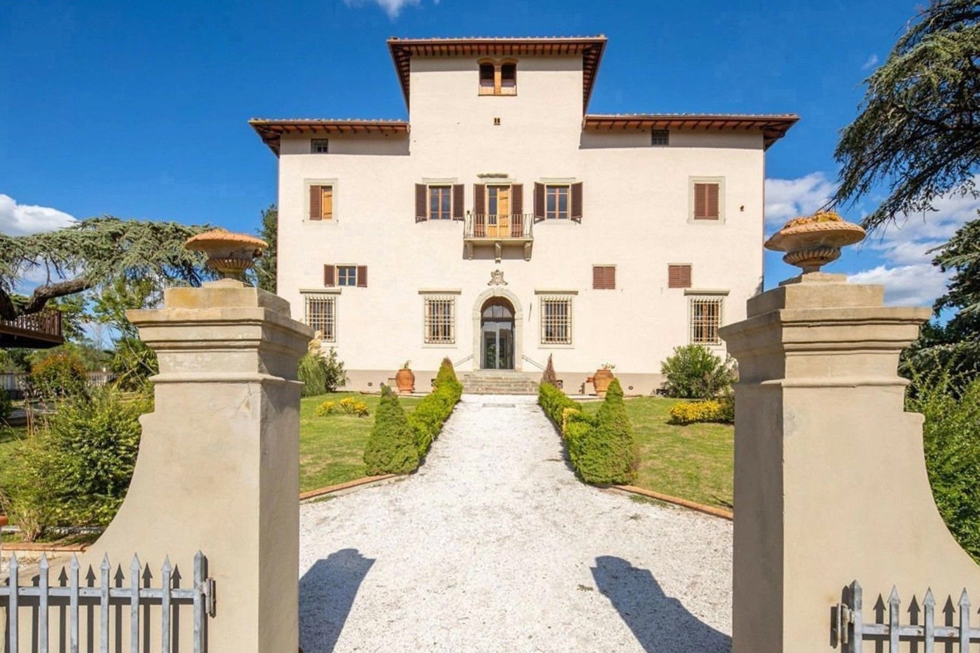 Photos Historic Villa South of Florence with Parkland and Spa - 10 acres
