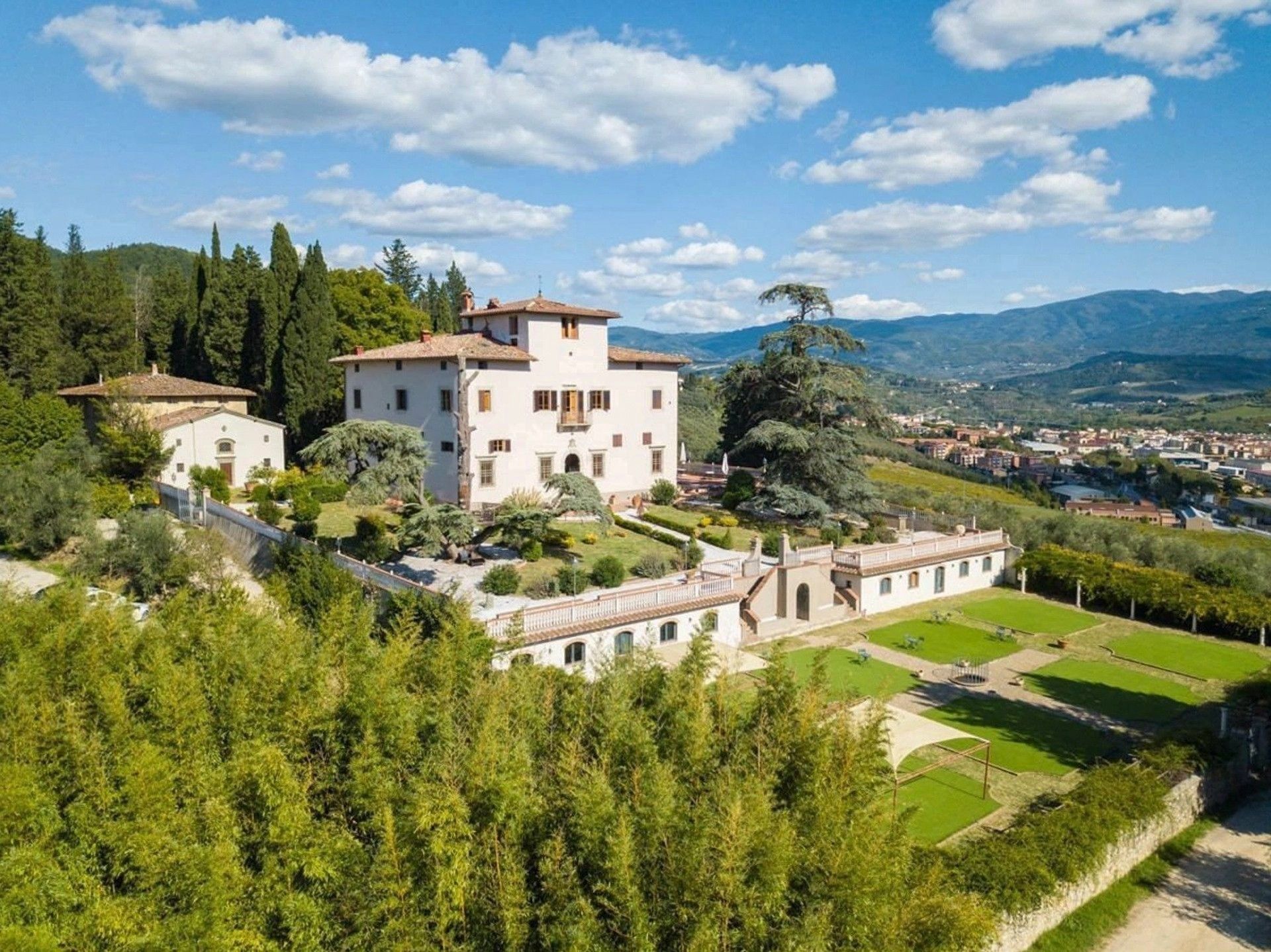 Photos Historic Villa South of Florence with Parkland and Spa - 10 acres