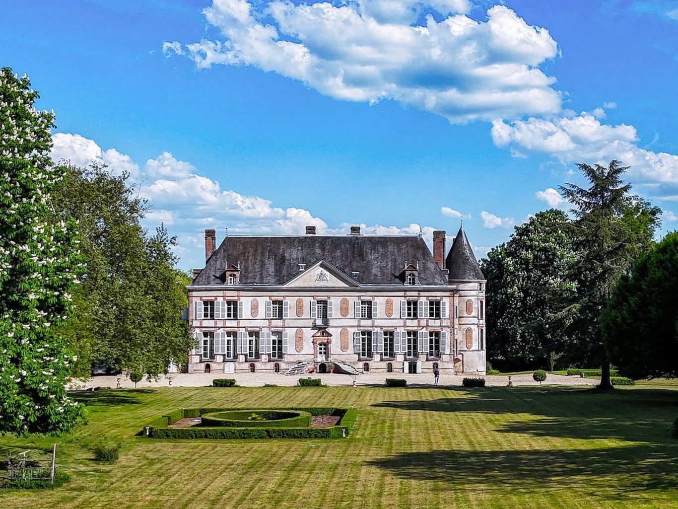 Photos Early 17th century castle with 98 acres unleased grounds
