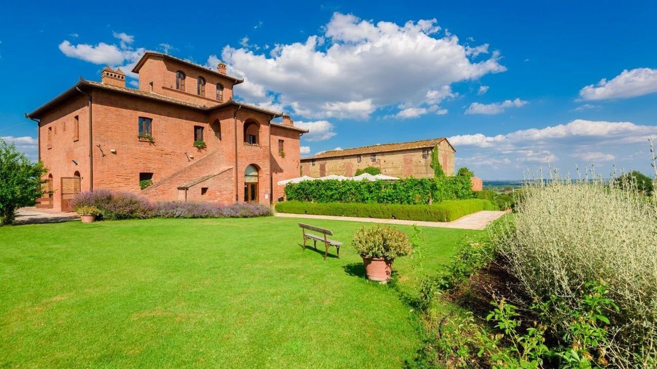 Photos Leopoldina Villa with Guest Suites and Organic Olive Grove near Sinalunga - 8.4 acres