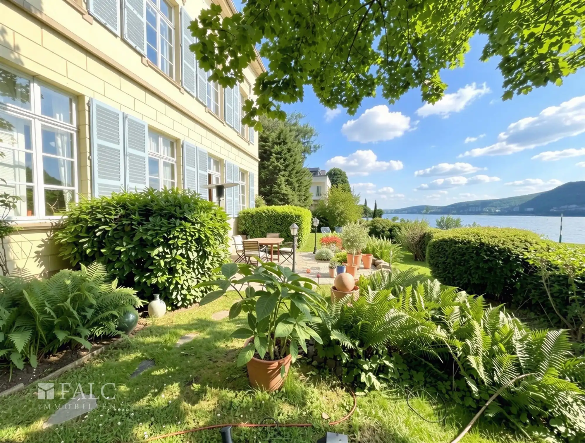 Photos Riverside period house with garden in Bonn
