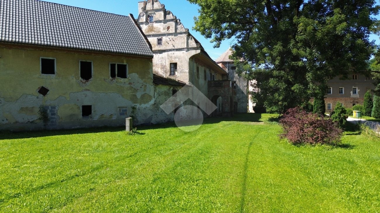 Billeder XVII wieczny renesansowy dwór na sprzedaż