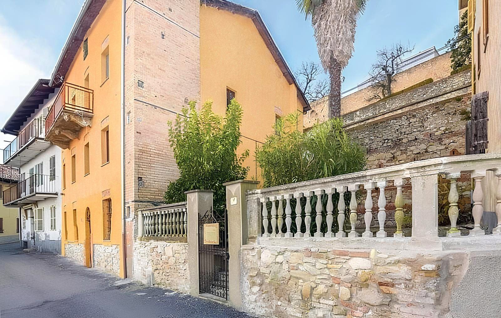 Photos 17th Century House with Garden at the Foot of Castello di Murisengo