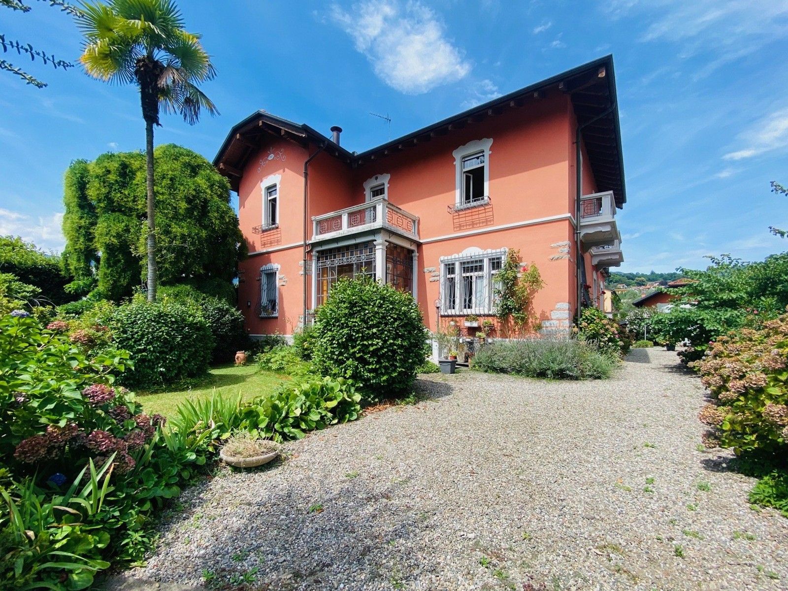 Photos Liberty-Style Villa with Garden in the Center of Verbania Intra