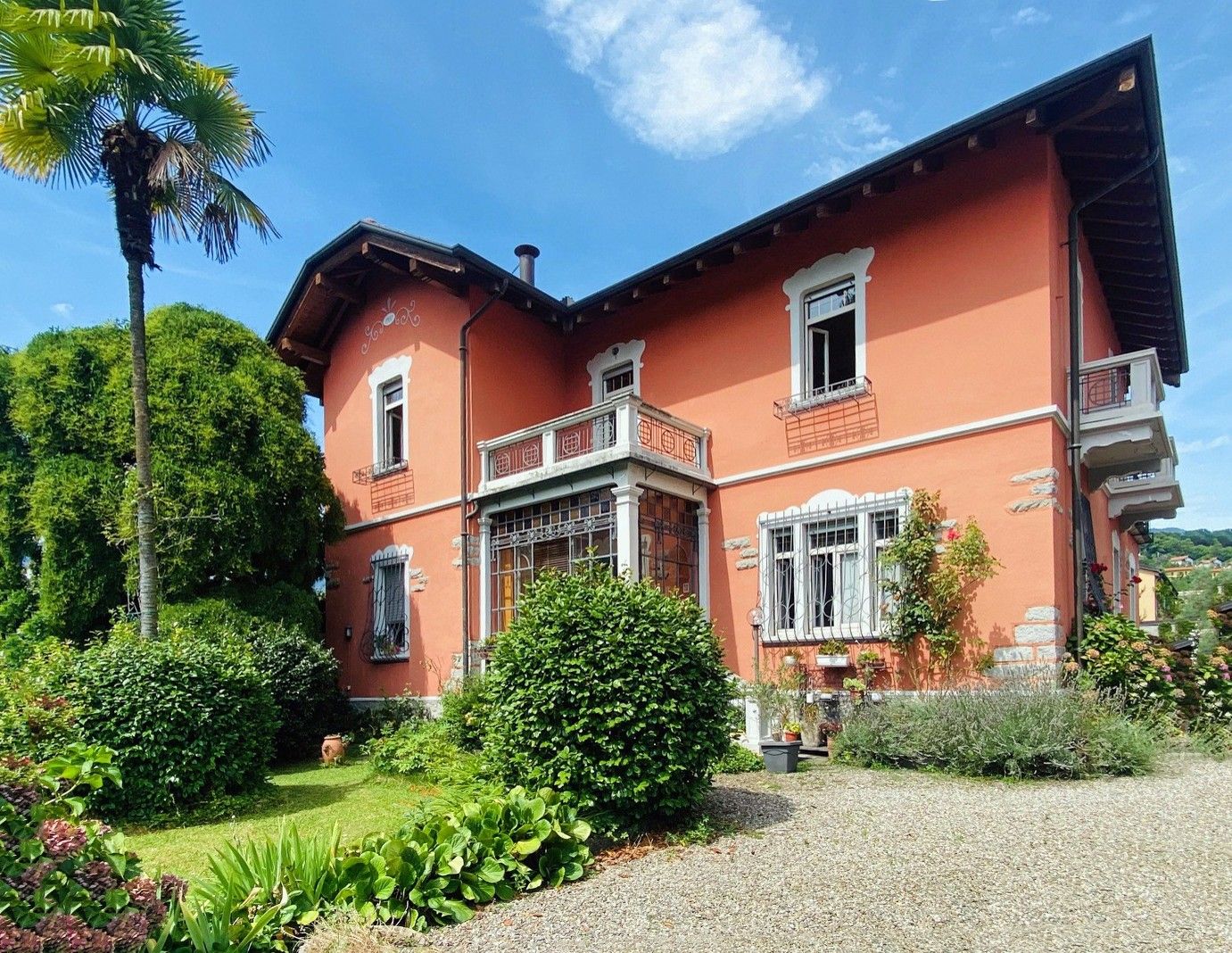 Photos Liberty-Style Villa with Garden in the Center of Verbania Intra