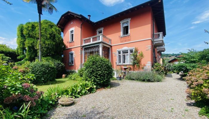 Liberty-Style Villa with Garden in the Center of Verbania Intra