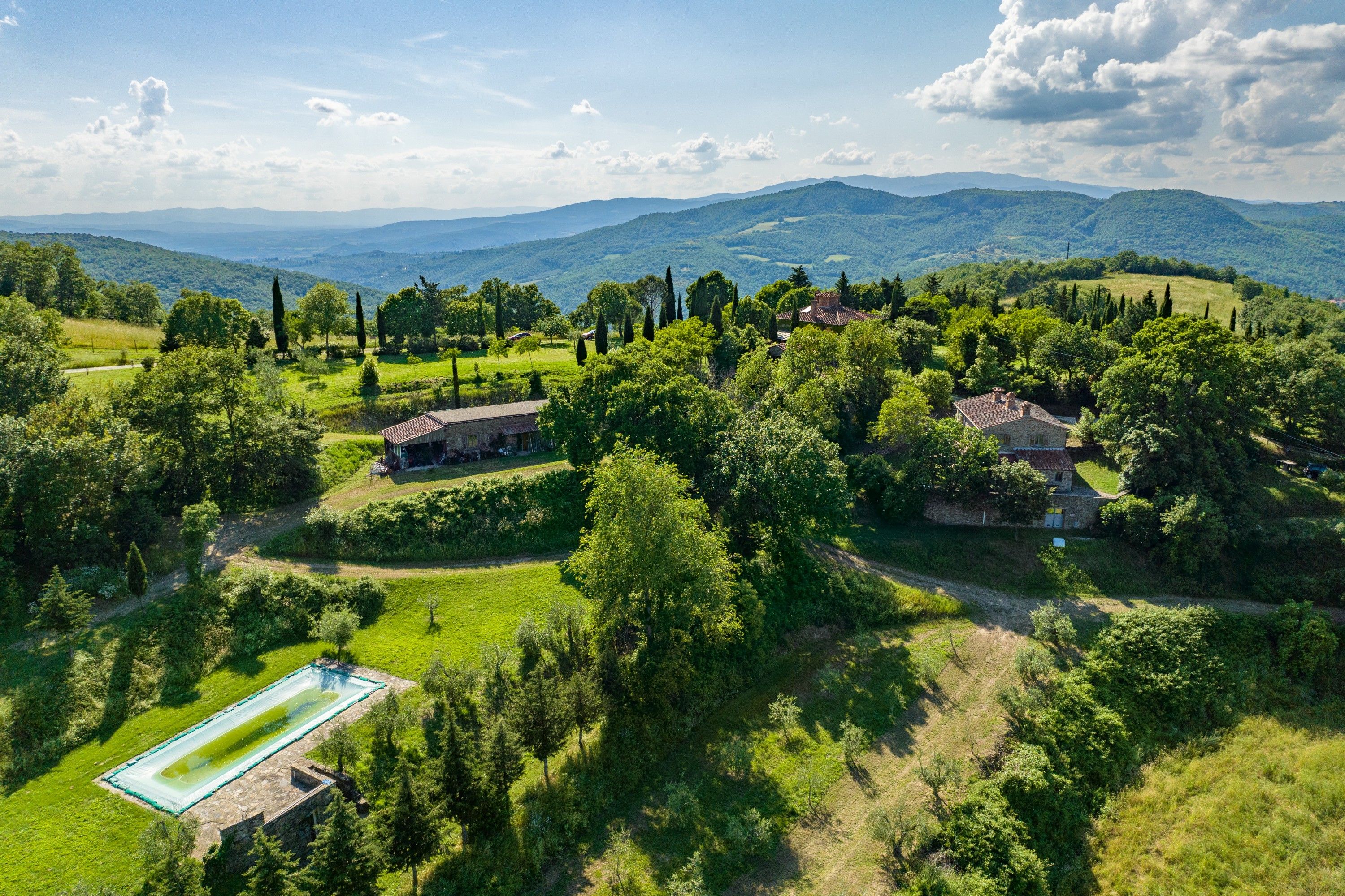 Photos Historic estate with farmhouse, guest units and 88 hectares of land in Tuscany