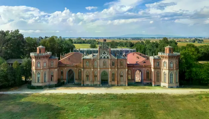 Buying a historic property abroad: save money with a currency broker
