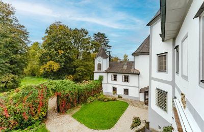 Castle for sale 4693 Desselbrunn, Upper Austria, Bezaubernd schmiegt sich die Kapelle an das Ensemble