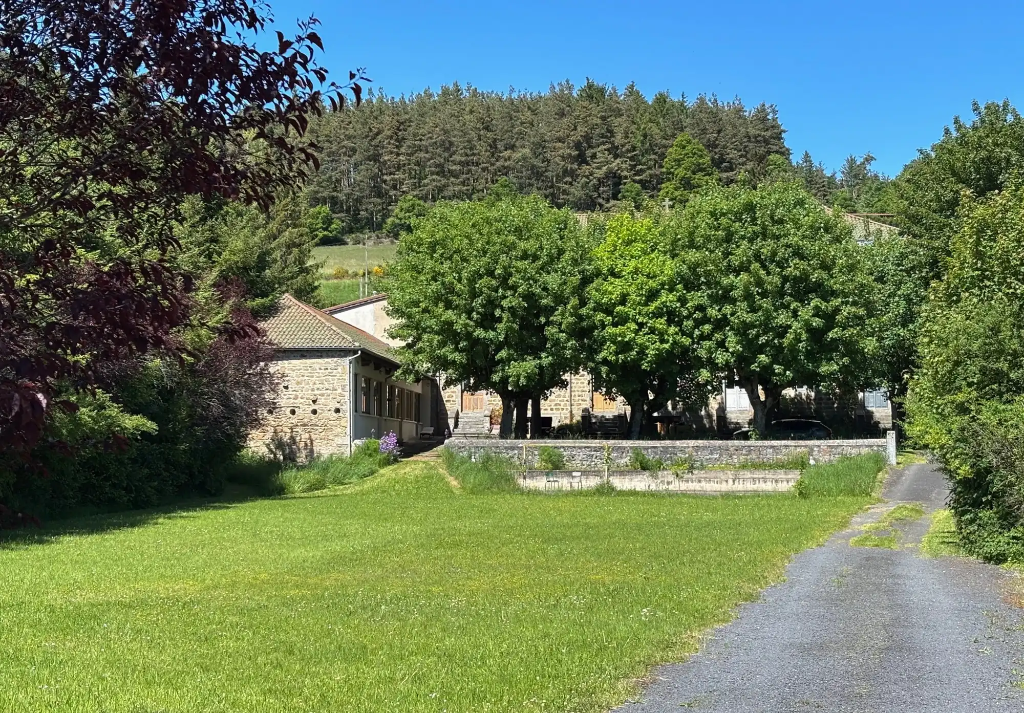 Billeder Restaureret tidligere kloster i Auvergne med gîte og privat grund