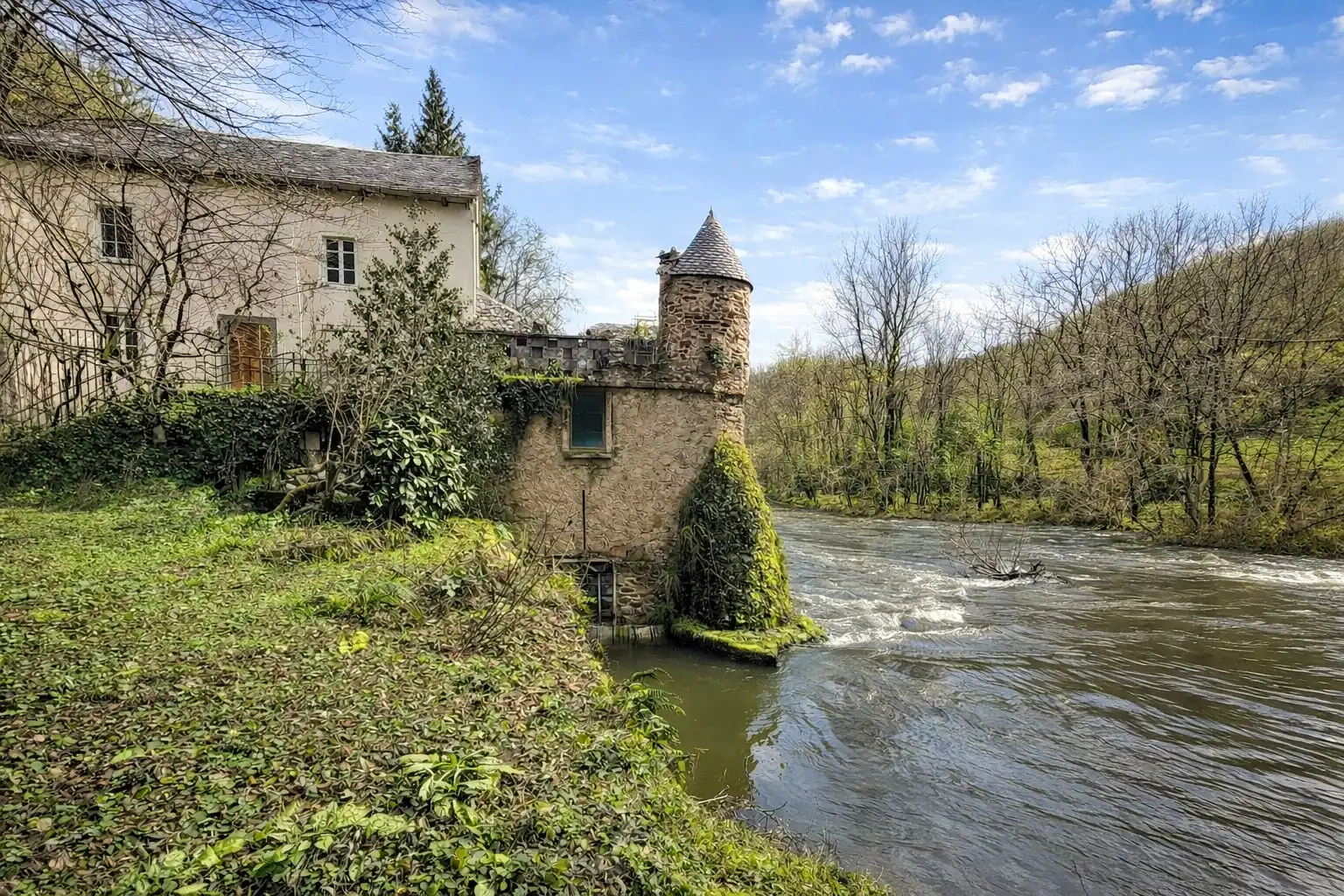 Photos 16th-century water mill with 40-foot waterfall – Albi/Rodez region, France