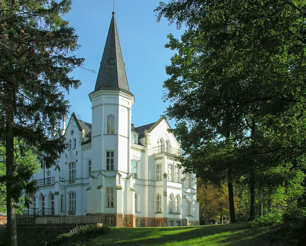 Photos Victoria's Palace – Gothic Revival estate in southwestern Poland