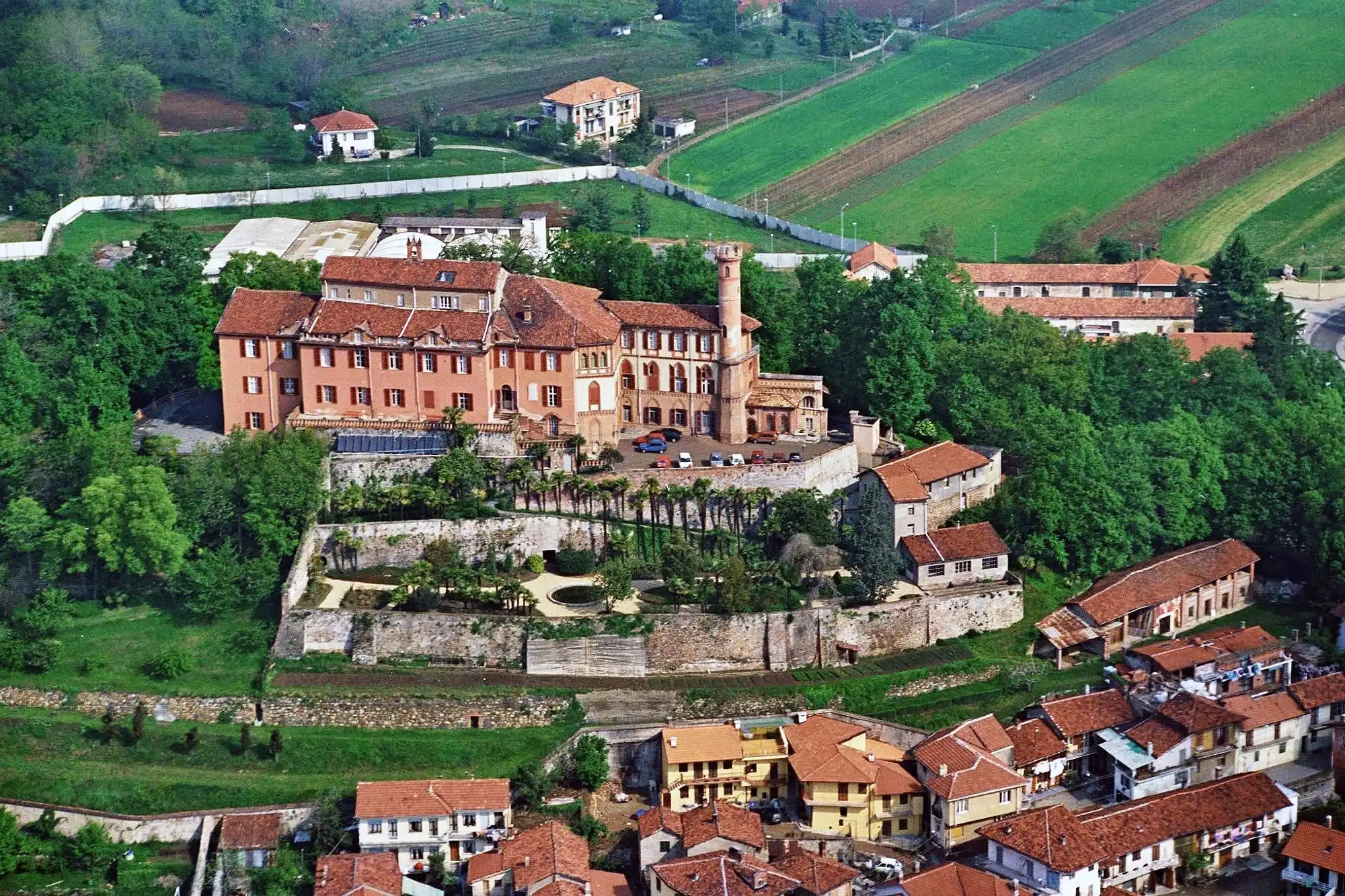 Billeder Castello Caselette nær Torino – Slot på Monte Musinè med stor balsal, kapel og avlsbygninger