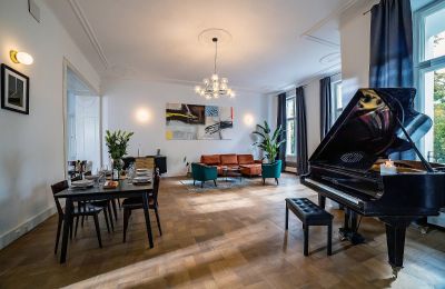 Historic estates, Warsaw city center: Apartment in refurbished tenement house, Hala Koszyki area