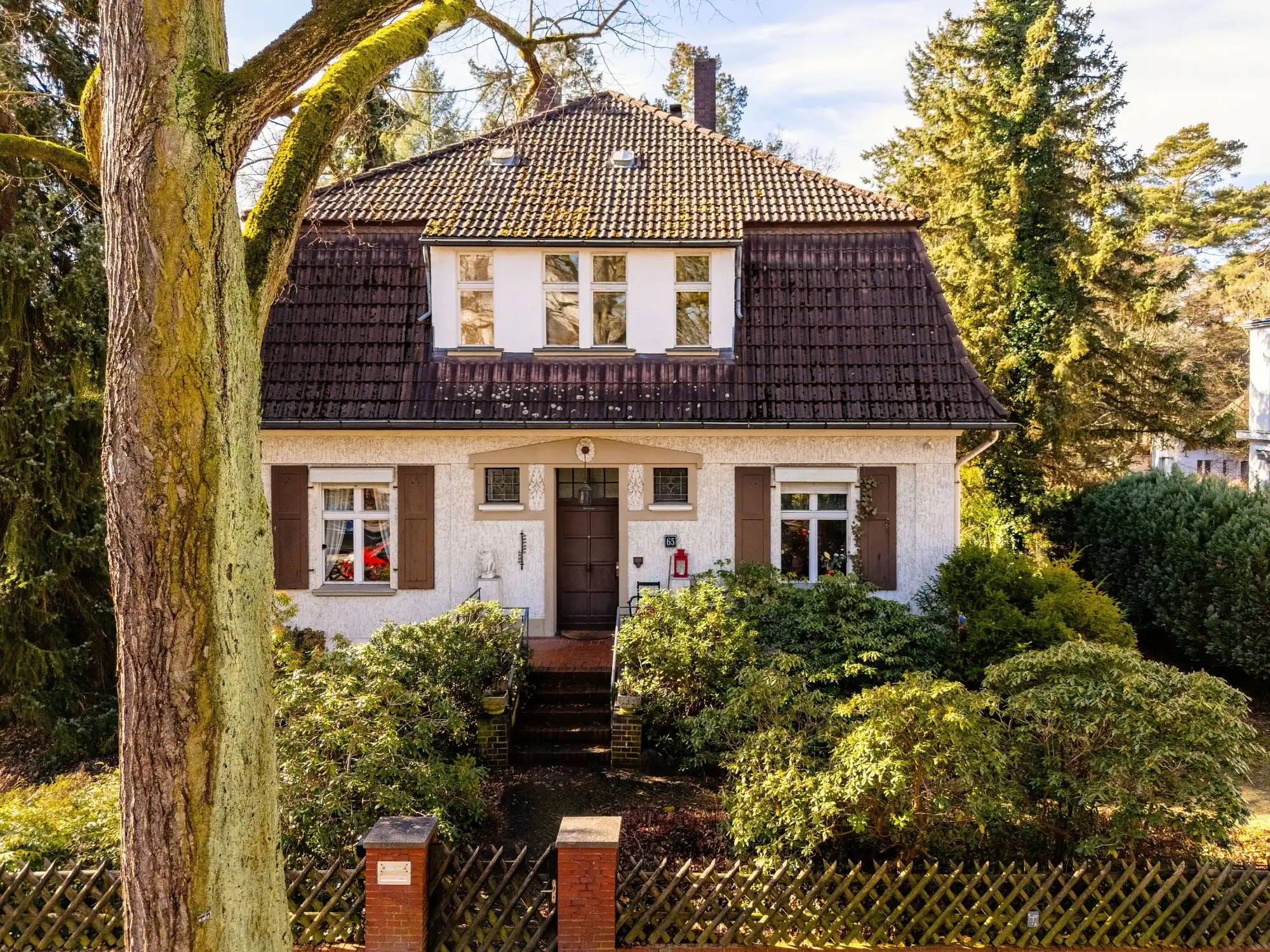 Photos Classic historic home with spacious garden in coveted Schlachtensee location