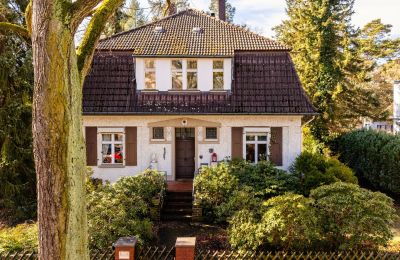 Historic estates, Classic historic home with spacious garden in coveted Schlachtensee location