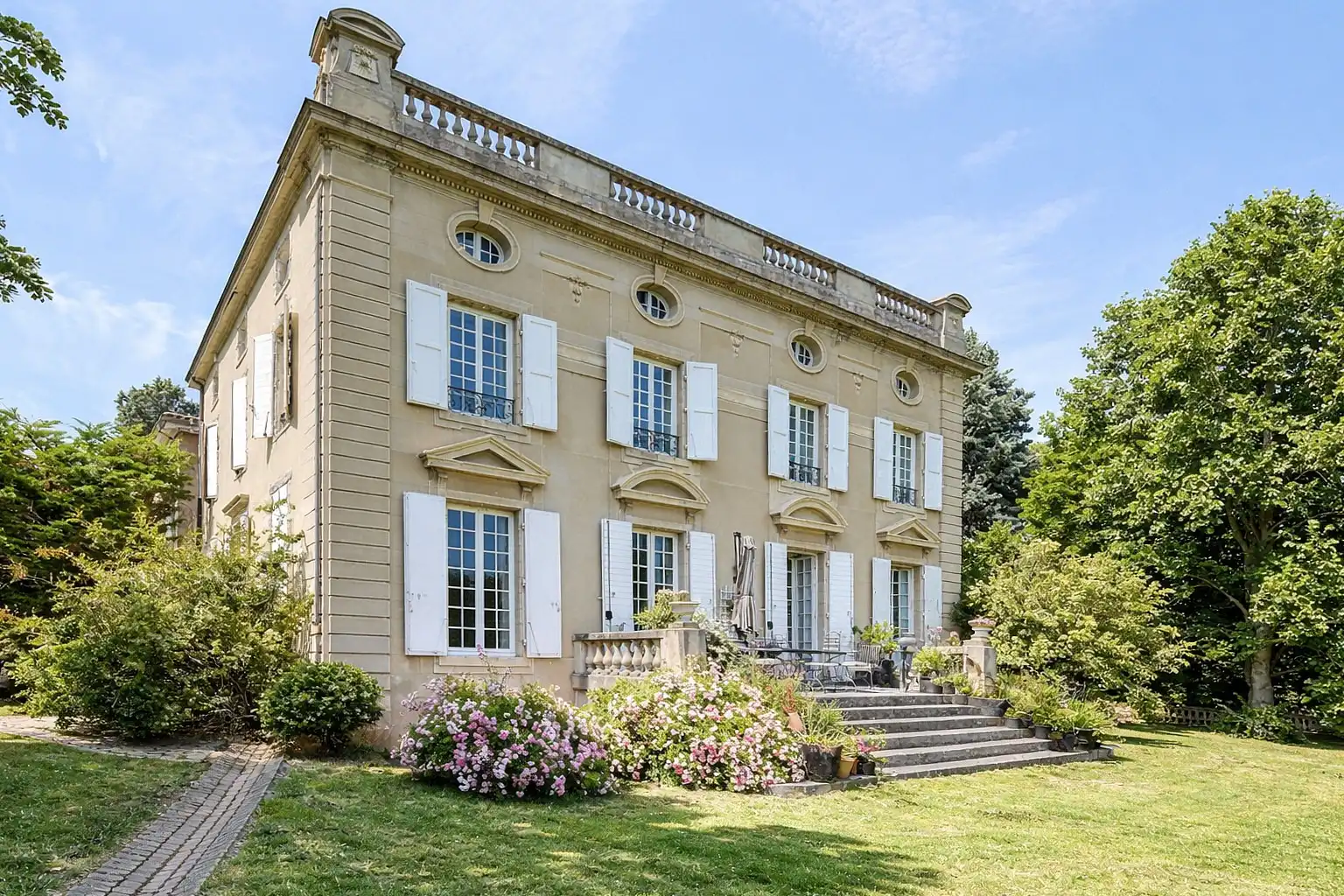 Photos Historic estate with chapel, orangerie and pool near Lyon