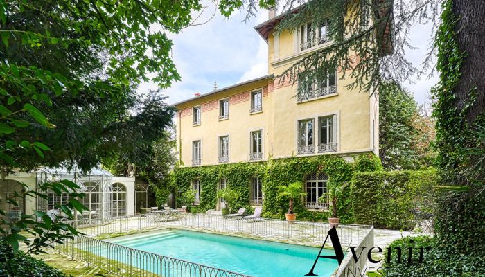 Historic residence with 4,000 sq. ft. of living space in Lyon Saint-Just