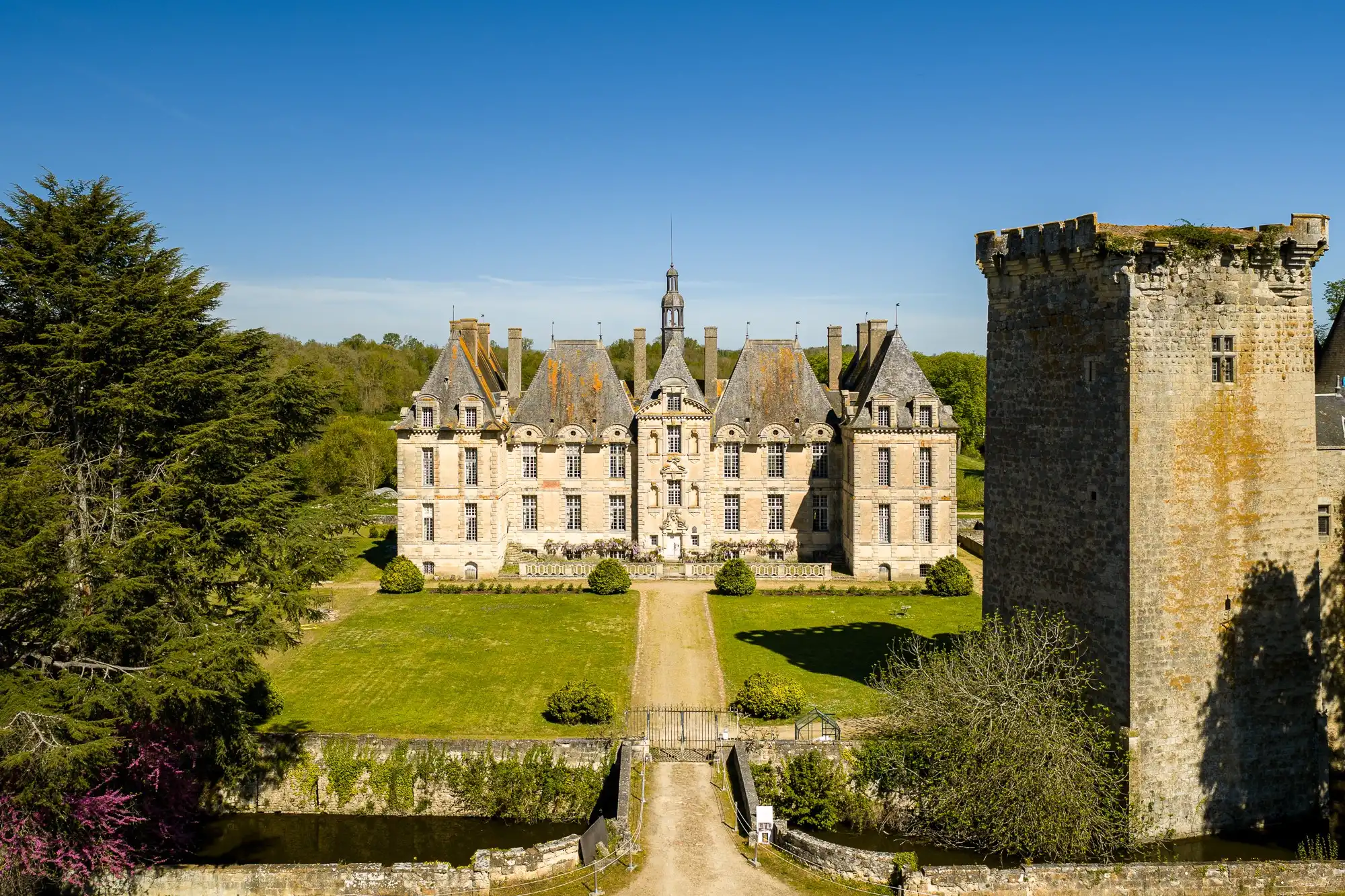 Photos Early 17th-century château with preserved keep and baroque estate