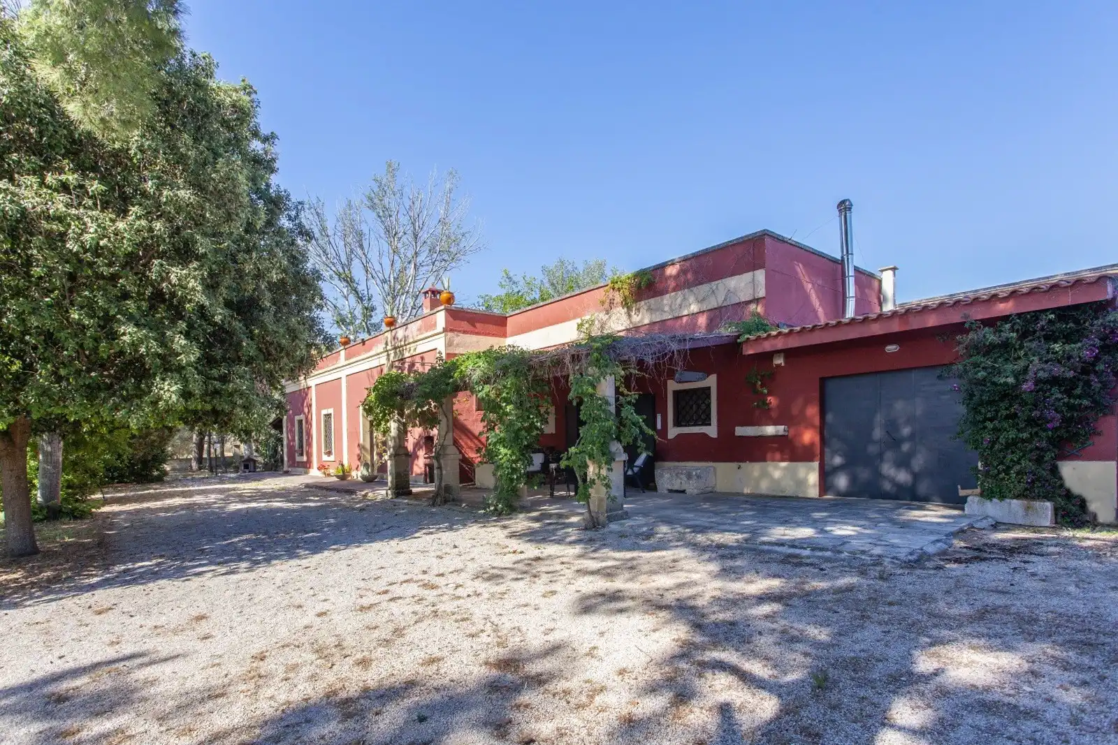 Photos Country villa for sale in Francavilla Fontana with star vaults and one-hectare grounds